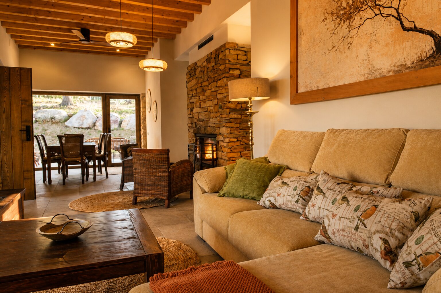 Salón con chimenea de dos caras — casa rural De Paja y Barro